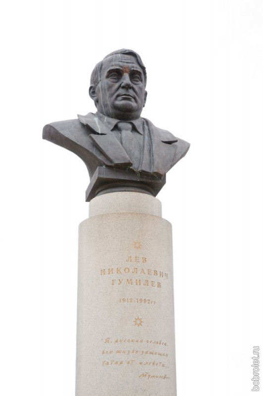 Памятник Гумилеву