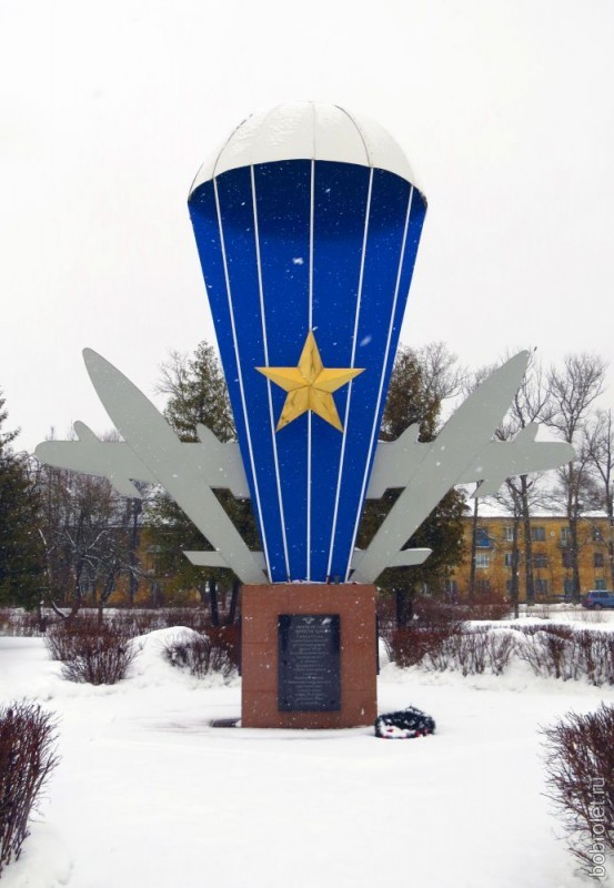 Посреди площади перед железнодорожным вокзалом Ржев-2 установлен памятник бойцам 204-й Воздушно-десантной бригады.
