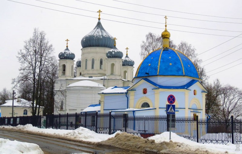 На пересечении Торопецкого тракта и улицы Гагарина возвышается величественный Вознесенский собор. Рядом с ним - Казанская часовня.
