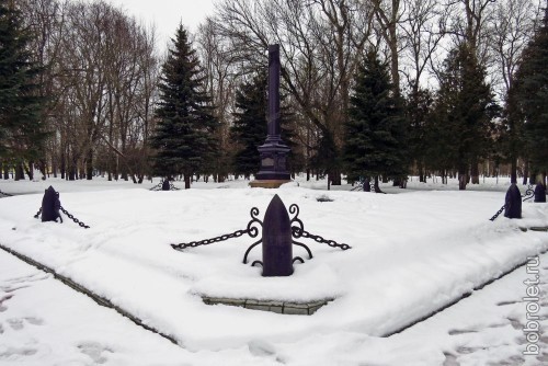 Памятник революционеру В.В. Грацинскому в сквере его имени рядом с Аллеей героев.