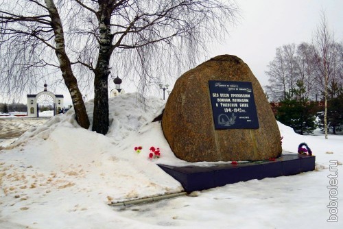 От ЖДВ Ржев-Белорусский по Ленинградскому, а затем по Осташковскому шоссе минут 10 едем до мемориального кладбища советских воинов.