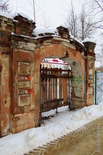 Весь исторический центр Ржева "украшен" подобными заколоченными наглухо воротами...