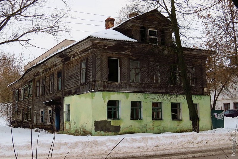...и отсюда - тоже. И в этом доме забвение и разрушение. А ведь это одна из центральных улиц - Грацинского.