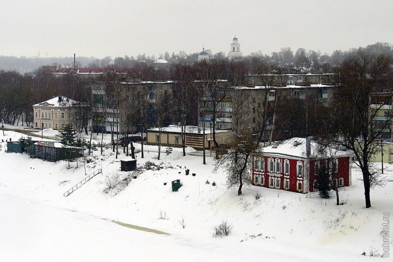 Маленькое красное здание, затерявшееся среди серых пятиэтажек на противоположном берегу - Ржевский краеведческий музей.