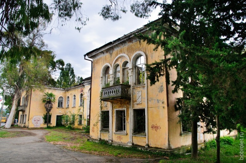 Курорты в Абхазии начали строить еще в царские времена, потому здесь очень много красивых зданий.