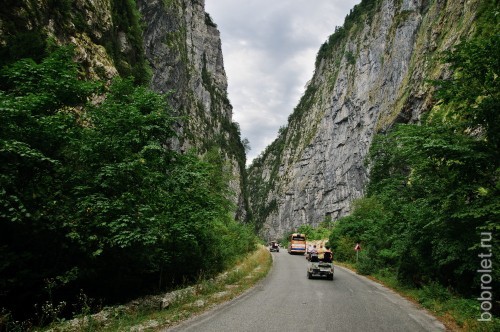 Дорога проходит среди гор, то и дело пересекаясь с рекой Бзыбь.