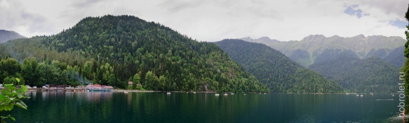Озеро Рица является одним из природных чудес Абхазии.