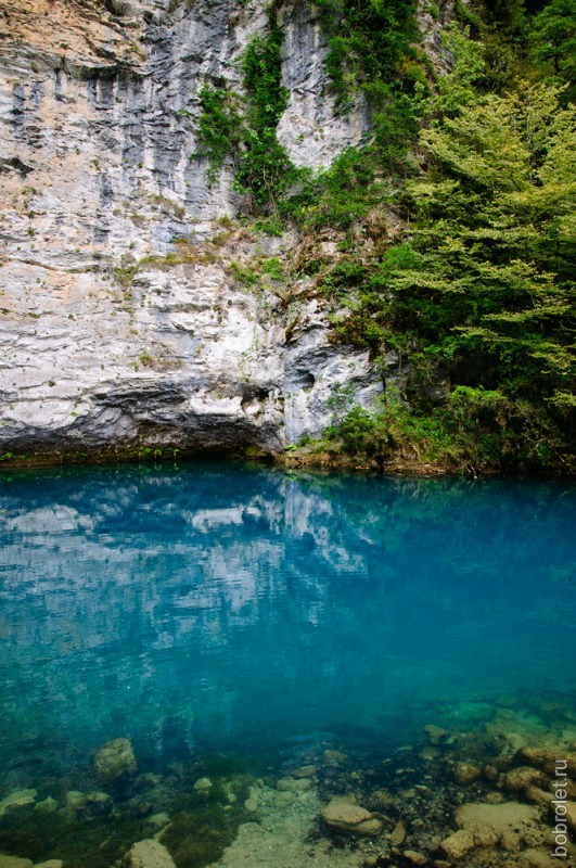 Вода в озере голубая и прозрачная, и просматривается на глубину до 13 метров.