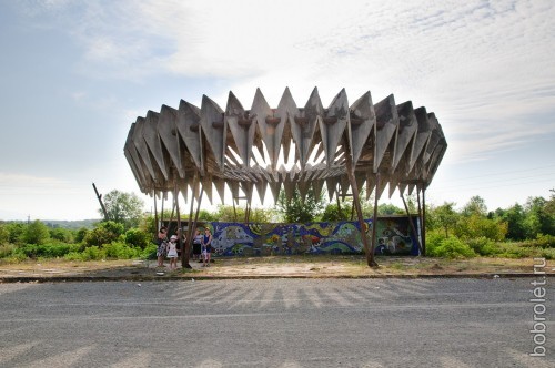 По дороге от Сухумского шоссе можно встретить несколько удивительных сюрреалистичных остановок.