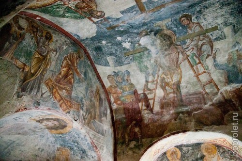На стенах фрески XVI века.