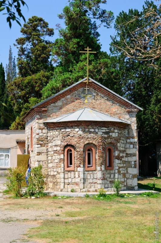 Небольшая церковь на территории крепости.