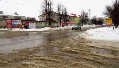 Переходить эти улицы не просто неприятно, но ещё и небезопасно - под снежной кашей разметки нет, можно угодить, как минимум, под грязевой душ из-под колёс проезжающих мимо машин. Одно успокаивает - машины по определению здесь не могут разогнаться даже до 30 километров без ущерба для самих себя.