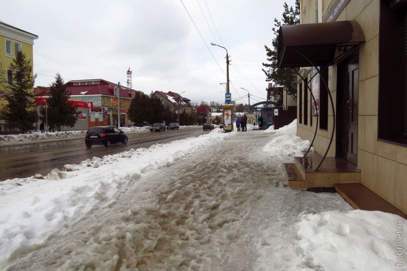 А вот и тротуары главной улицы Ржева. Мокрые, холодные и скользкие.