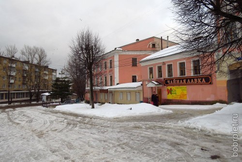 Площадь Коммуны - в самом центре исторической части города, с памятником герою Отечественной войны 1812 года А.Н.Сеславину (памятник на этой фотографии отсутствует. Здесь пост про снег).