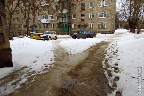 И здесь аутентичные дорожки к домам во дворе улицы Грацинского.