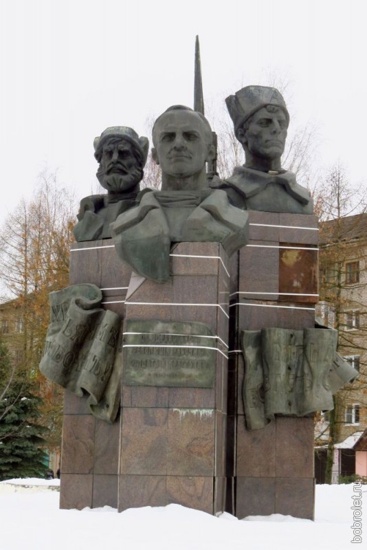 "Три головы". Тот самый памятник революционерам. Интересно, сами ржевитяне помнят фамилии этих голов?
