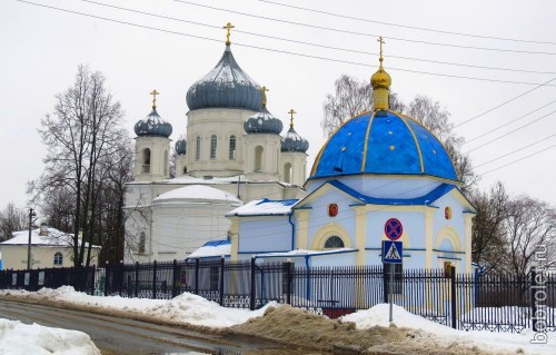 На пересечении Торопецкого тракта и улицы Гагарина возвышается величественный Вознесенский собор. Рядом с ним - Казанская часовня.