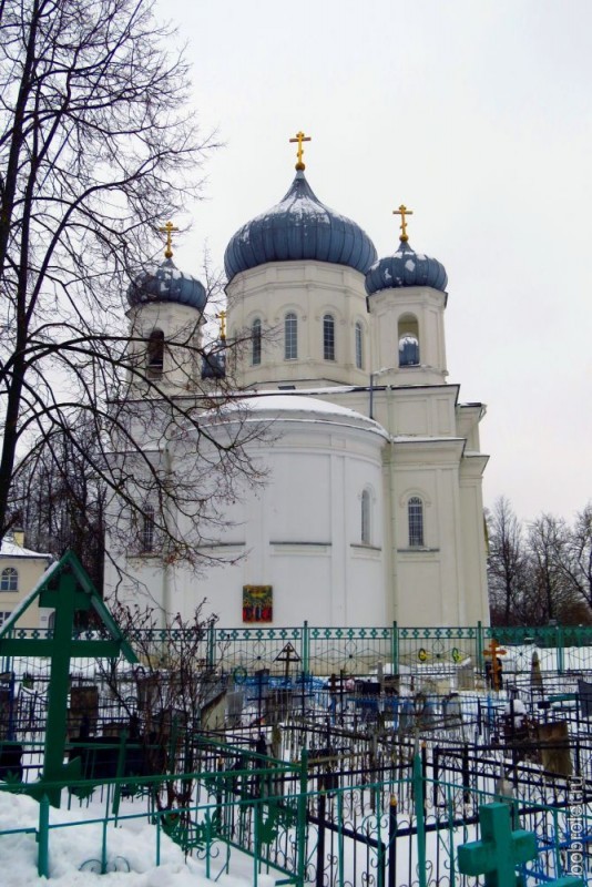 Рядом с Вознесенским собором находится Казанское кладбище.