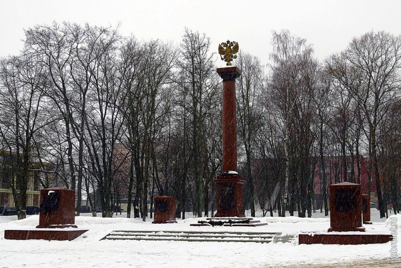 Относительно недавно установленный памятник в честь присвоения Ржеву звания Города воинской Славы. Здесь, на Советской площади, памятники этой прогулки заканчиваются.