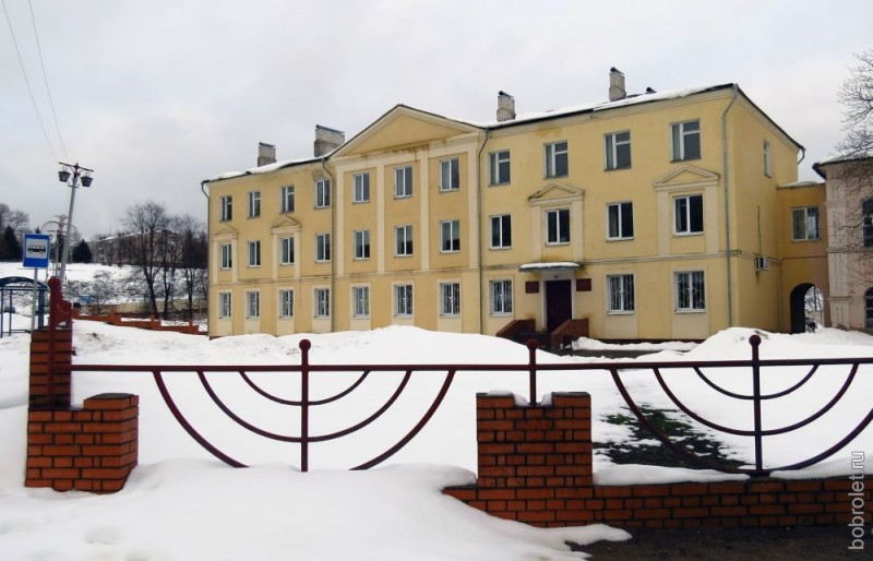 Это похоже на центральную площадь города (после Советской и площади Революции), здание занимает медицинское учреждение.
