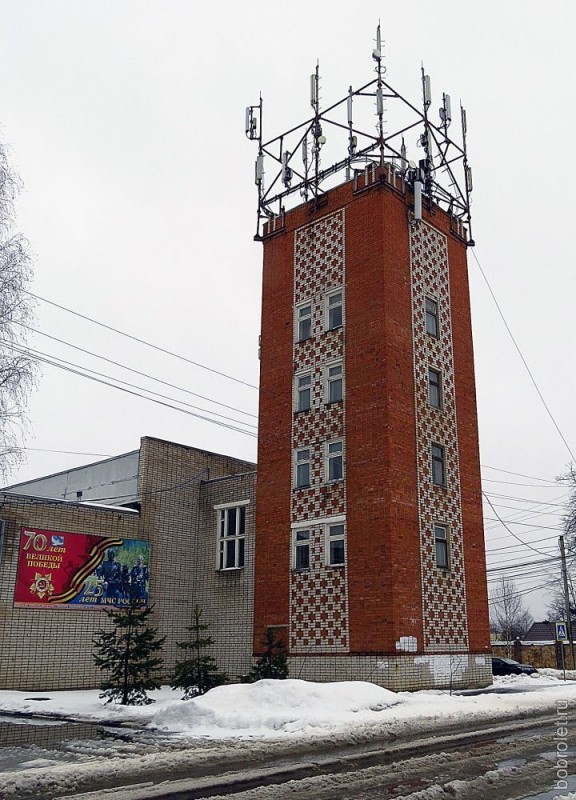 Есть во Ржеве и своя Башня - на пересечении улиц Калинина и Октябрьской. Здесь находится отделение МЧС.