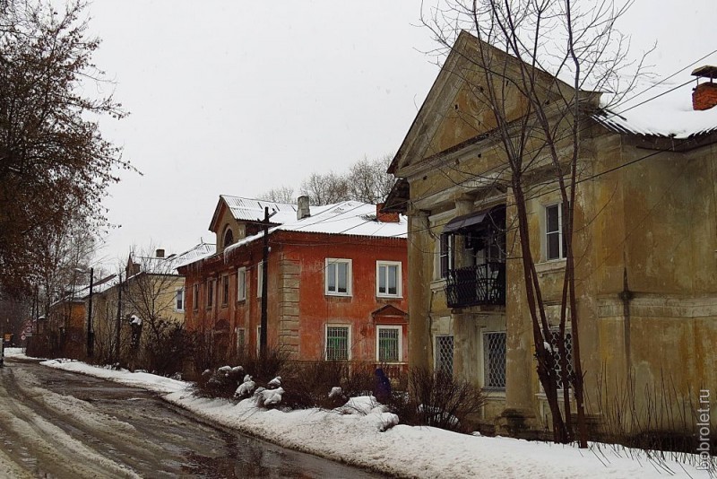 ... ряд сохранившихся домов на Партизанской улице...