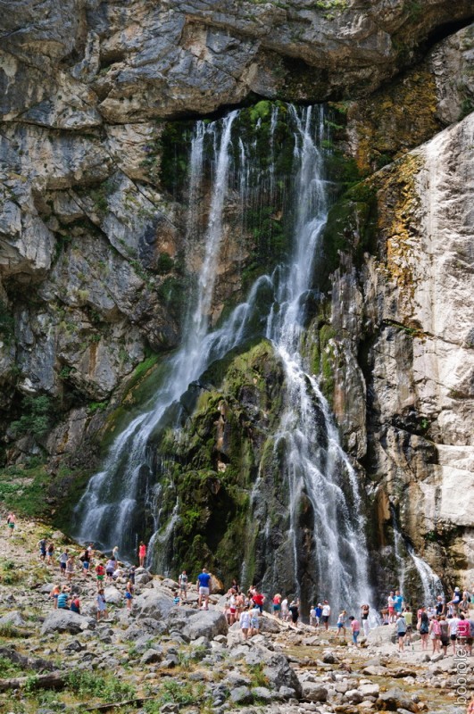 Водопад находится на севере Гагрского хребта недалеко от слияния рек Юпшара и Гега