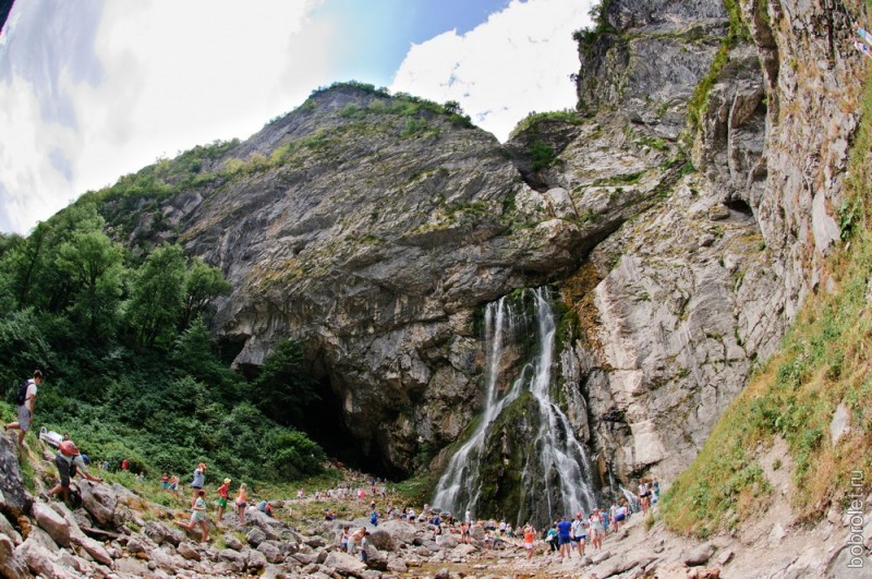 Высота водопада - 55 метров, а образован он подземной рекой, проходящей долгий путь по гротам пещеры, прежде, чем вырваться наружу.