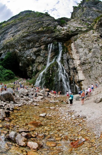 Протяженность пещеры, по которой течет река, составляет 315 метров.