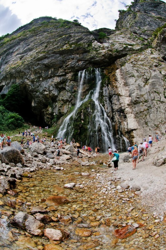 Протяженность пещеры, по которой течет река, составляет 315 метров.
