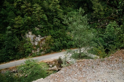 Почти спустились: внизу уже видна дорога от Сухумского шоссе к озеру Рица.