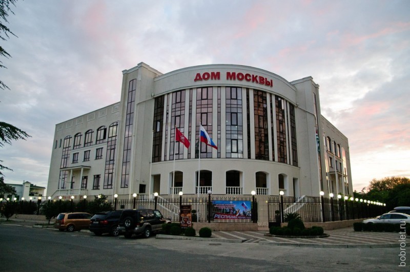 Самое понтовое здание в Сухуме - это дом Москвы, культурно-деловой центр.